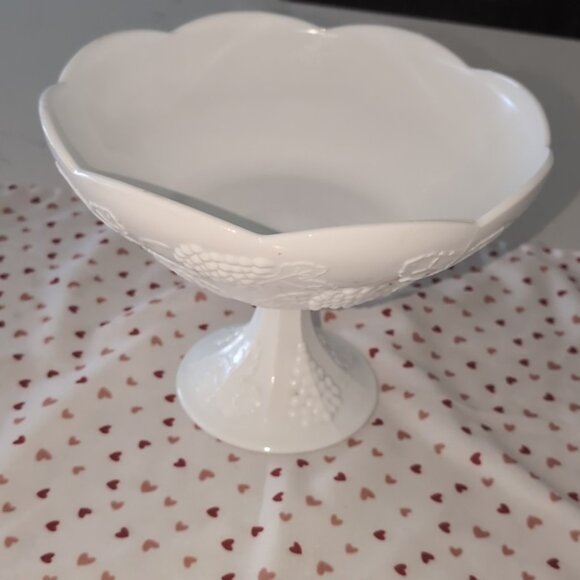 DEAL! Vintage Milk Glass Serving Pedestal Bowl. Scalloped Rim - Picture 2 of 6